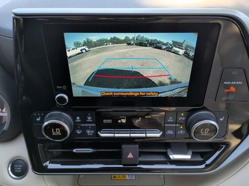 Used 2024 Toyota Highlander XLE FWD image 25