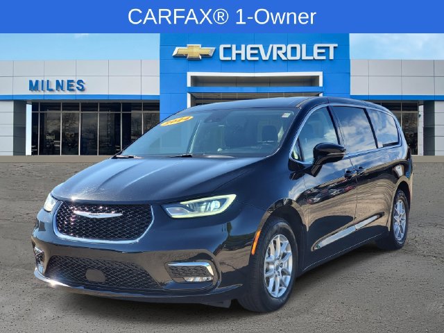 Used 2024 Chrysler Pacifica Touring-L FWD image 2