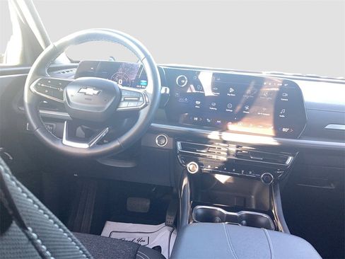 Used 2025 Chevrolet Traverse LT image 13