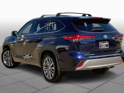 Used 2021 Toyota Highlander Platinum FWD image 12