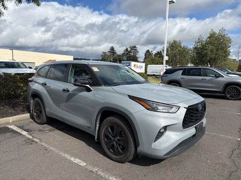 Used 2024 Toyota Highlander LE image 2