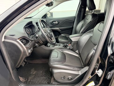 Used 2019 Jeep Cherokee Latitude Plus w/ Cold Weather Group image 11