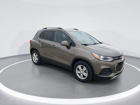 Used 2021 Chevrolet Trax LT w/ Driver Confidence Package image 2