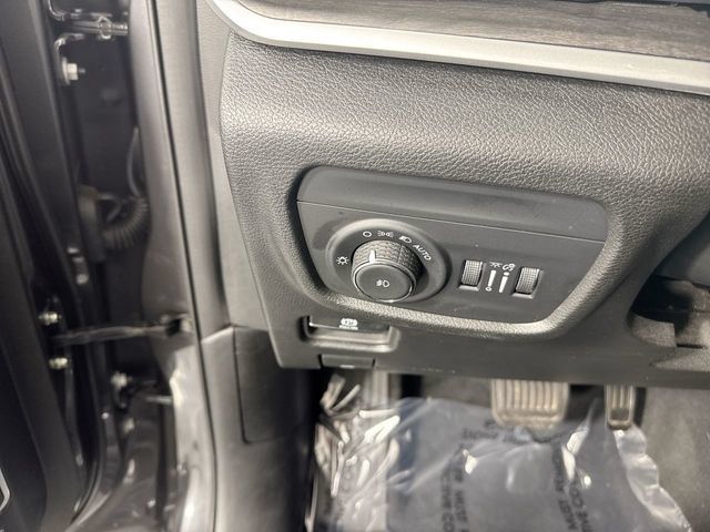 Used 2023 Jeep Grand Cherokee L Limited AWD/4WD image 15