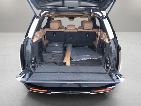 New 2025 Land Rover Range Rover Long Wheelbase SE image 16