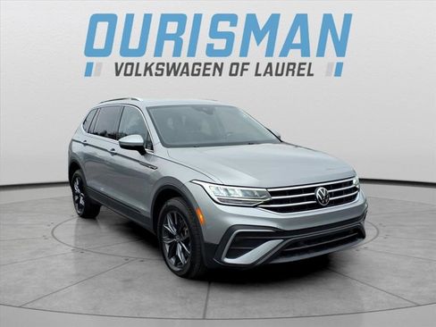Used 2023 Volkswagen Tiguan SE image 1
