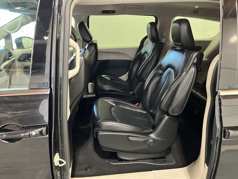 Used 2023 Chrysler Pacifica Touring-L FWD image 32