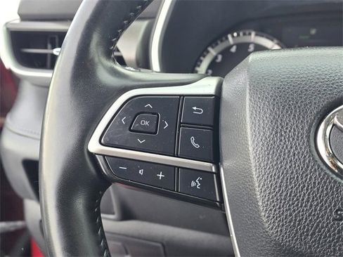 Used 2022 Toyota Highlander XLE image 16