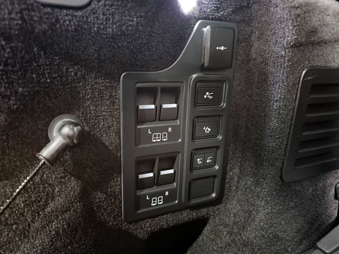 Used 2024 Land Rover Discovery Dynamic SE AWD/4WD image 18