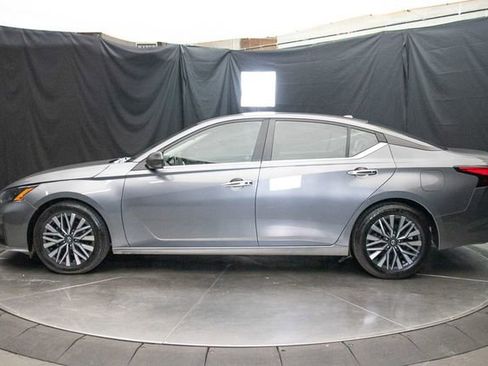 Used 2024 Nissan Altima 2.5 SV FWD image 9