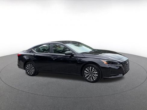 Used 2026 Nissan Altima 2.5 SV FWD image 2