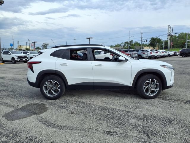 Used 2025 Chevrolet Trax LT FWD image 3
