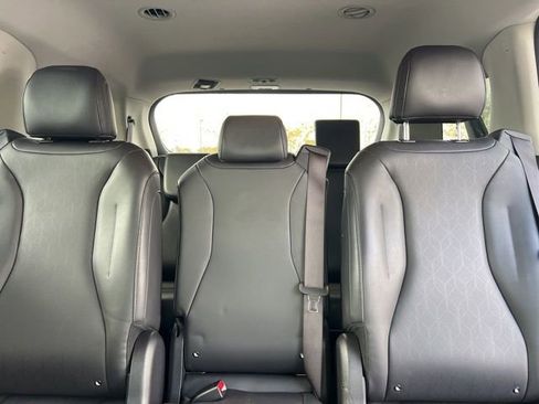 Certified 2024 Kia Carnival LX image 29