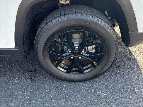 Used 2025 Jeep Grand Cherokee Altitude image 32