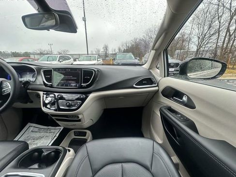 Used 2024 Chrysler Pacifica Touring-L image 29