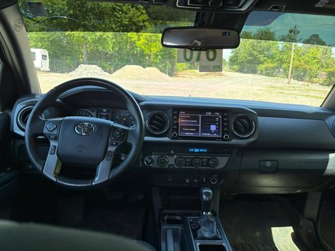 Used 2022 Toyota Tacoma TRD Off-Road AWD/4WD image 16