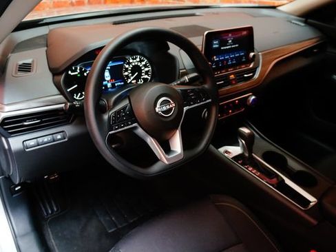 Certified 2025 Nissan Altima 2.5 SV FWD image 12