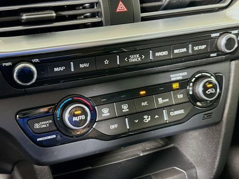 Used 2022 Kia Niro EX FWD image 18