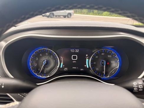 Used 2022 Chrysler Pacifica Touring-L AWD/4WD image 3
