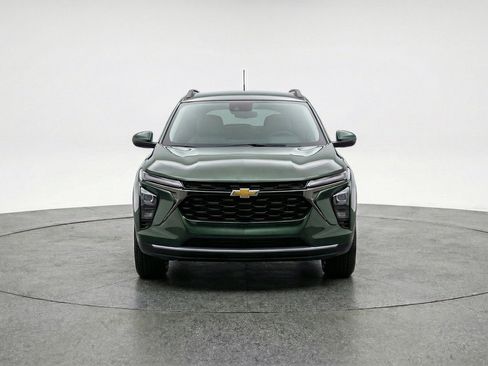 Used 2025 Chevrolet Trax LT FWD image 2