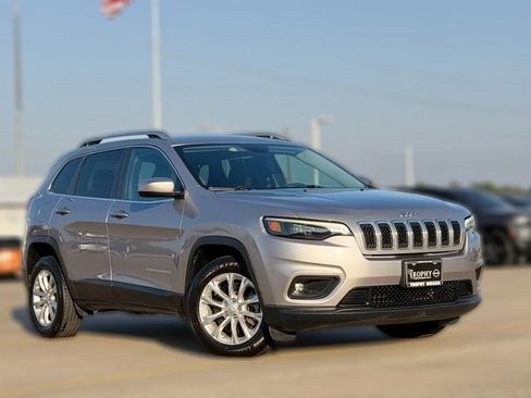 Used 2019 Jeep Cherokee Latitude w/ Popular Appearance Group FWD image 2