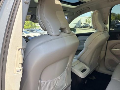 Used 2022 Volvo XC60 B5 Momentum w/ Climate Package image 14