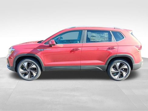 Used 2024 Volkswagen Taos SE w/ Panoramic Sunroof Package image 2