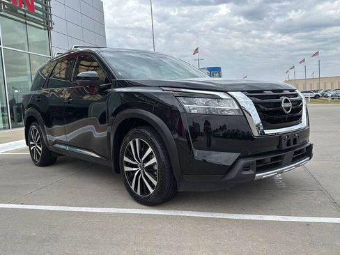 Used 2024 Nissan Pathfinder Platinum w/ Cargo Package image 5