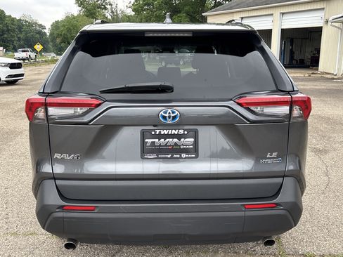 Used 2021 Toyota RAV4 LE AWD/4WD image 4