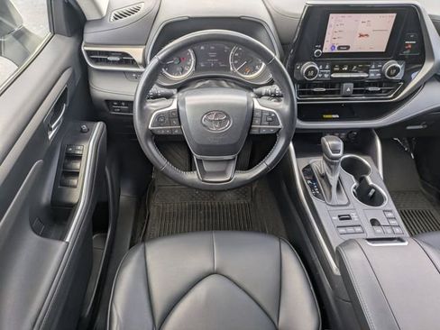 Used 2023 Toyota Highlander XLE AWD/4WD image 17