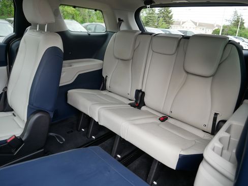 Used 2025 Kia Carnival EX FWD image 36