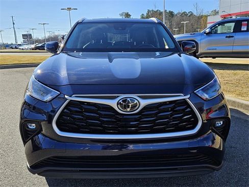 Used 2023 Toyota Highlander XLE image 2