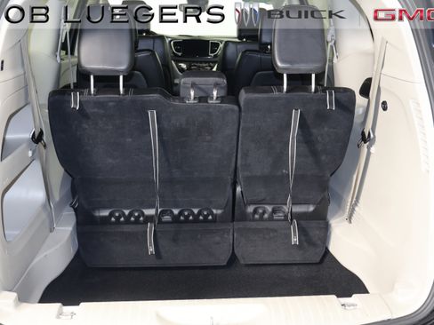 Used 2023 Chrysler Pacifica Touring-L FWD image 18