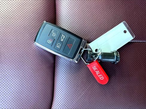 Used 2025 Land Rover Range Rover Autobiography image 10