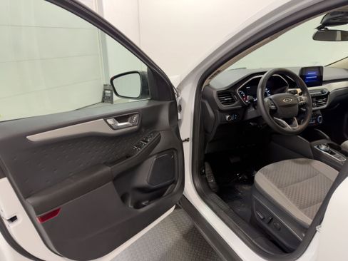 Used 2020 Ford Escape SE image 3