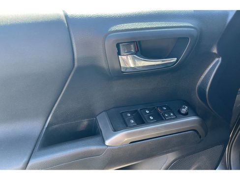 Used 2019 Toyota Tacoma TRD Off-Road w/ Technology Package RWD image 11