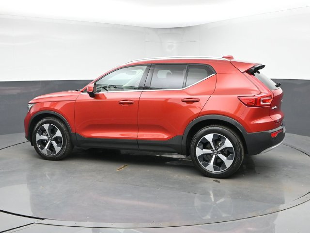Used 2023 Volvo XC40 B4 Plus w/ Driver Assist Package FWD image 7