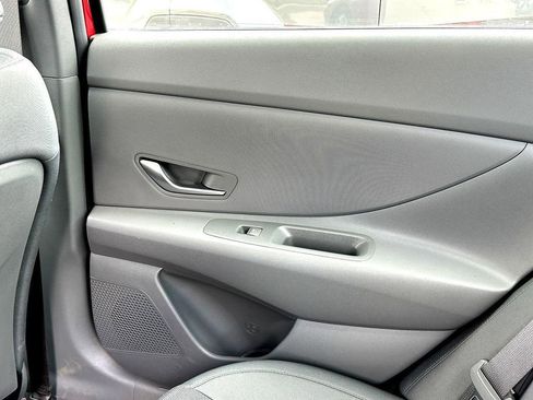 Used 2025 Hyundai Elantra SE w/ Cargo Package image 22