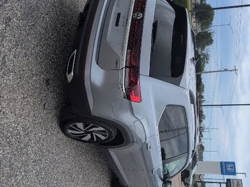 Used 2024 Volkswagen Atlas SE AWD/4WD image 16