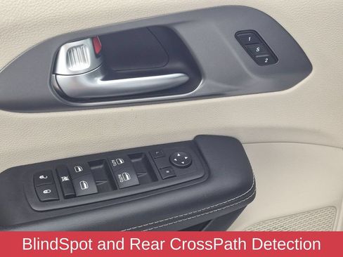 Used 2023 Chrysler Pacifica Touring-L FWD image 12