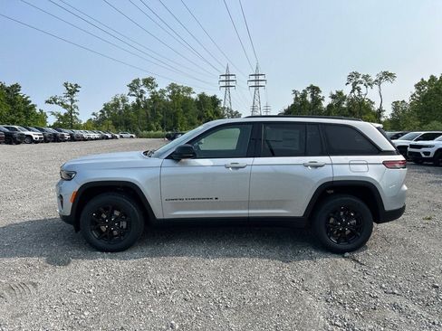 New 2025 Jeep Grand Cherokee Altitude image 2