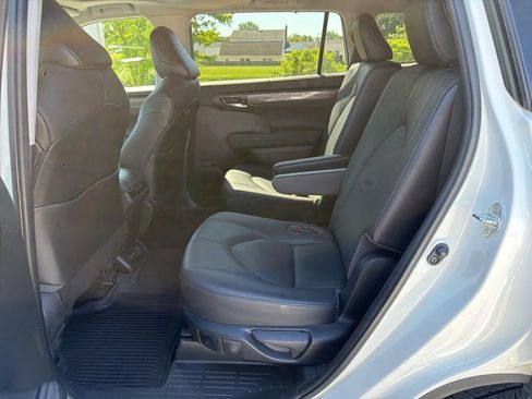 Used 2021 Toyota Highlander Limited AWD/4WD image 12