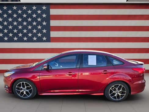 Used 2016 Ford Focus SE w/ SE Sport Package image 4