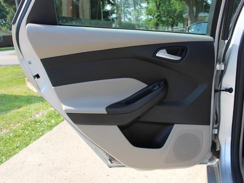Used 2015 Ford Focus SE w/ SE Sport Package FWD image 28