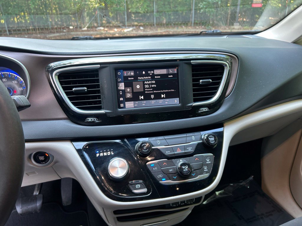 Used 2022 Chrysler Voyager LX FWD image 17