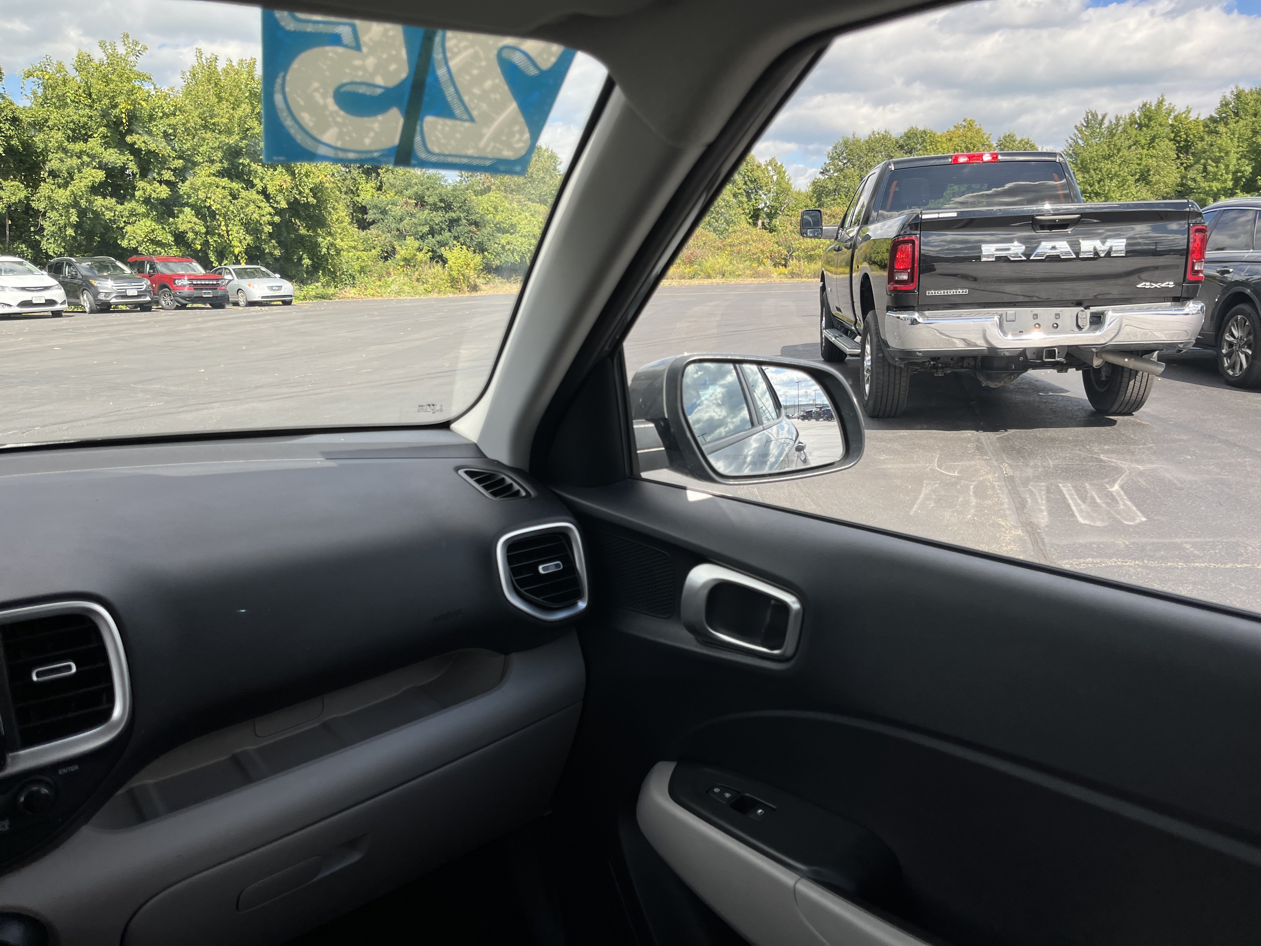 Used 2025 Hyundai Venue SEL FWD image 30