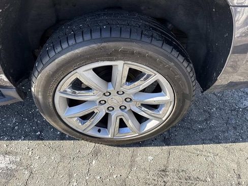 Used 2018 Chevrolet Suburban LT image 17