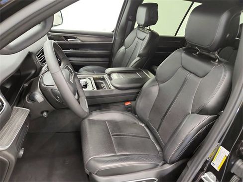 Used 2024 Jeep Wagoneer L Series II w/ Flexible Seating Group image 18