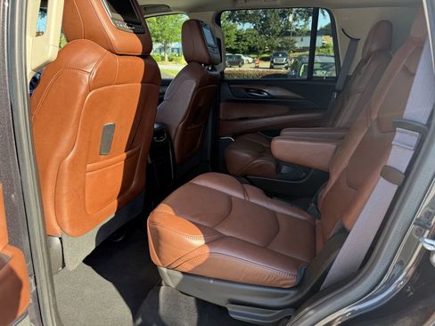 Used 2017 Cadillac Escalade Luxury AWD/4WD image 22