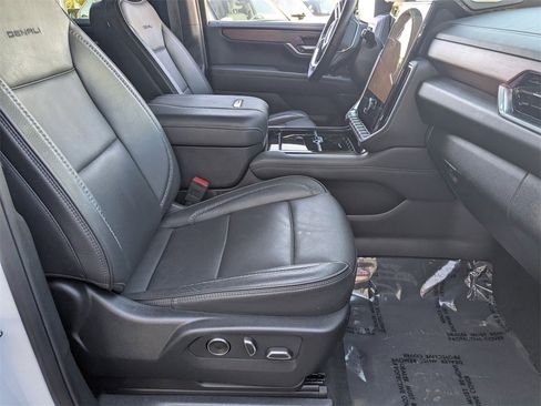 Used 2025 GMC Yukon Denali image 32
